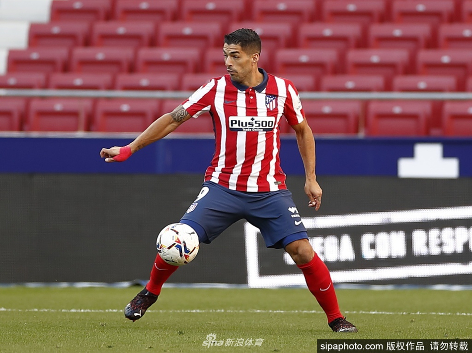 进球后的苏亚雷斯被激动的马竞队友团团围住，他怒吼着挥舞手臂，面部因极致的情感宣泄而涨红，这是属于万达大都会的狂欢图腾。