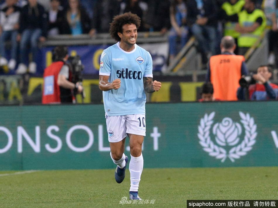 比赛中，费利佩-安德森全神贯注地盘带突破，他的身影在绿茵场上显得灵动而坚决。