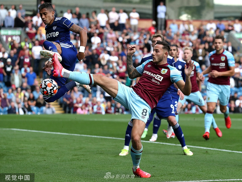 特夫摩尔球场的午后阳光洒在草坪上，伯恩利与利兹联的球员们正在中场展开激烈绞杀，空气中弥漫着英超联赛特有的紧张与火药味。