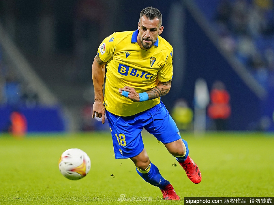 内格雷多在训练场上飞身争顶，展现出不减当年的出色身体状态