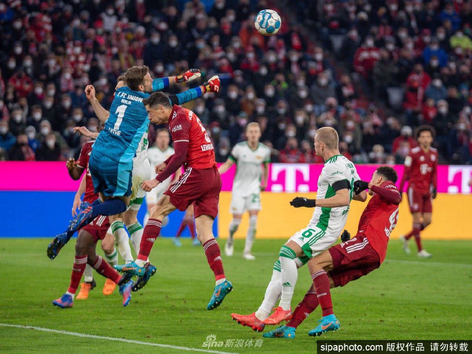 莱万多夫斯基高举双臂接受全场球迷的欢呼，身披拜仁战袍的身影与俱乐部标志融为一体