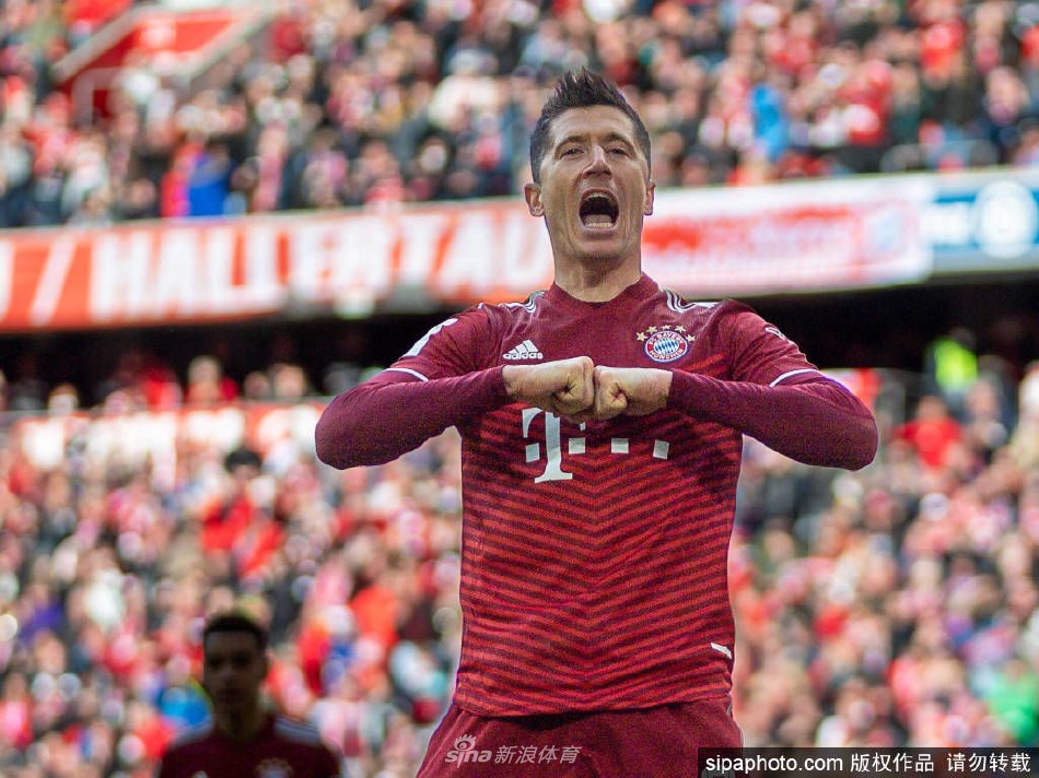 身披拜仁红色战袍的莱万在赛场上疾驰突破，身后是模糊的绿色草皮与追逐的对手，这一幕定格了他在德甲赛场的最后荣光。