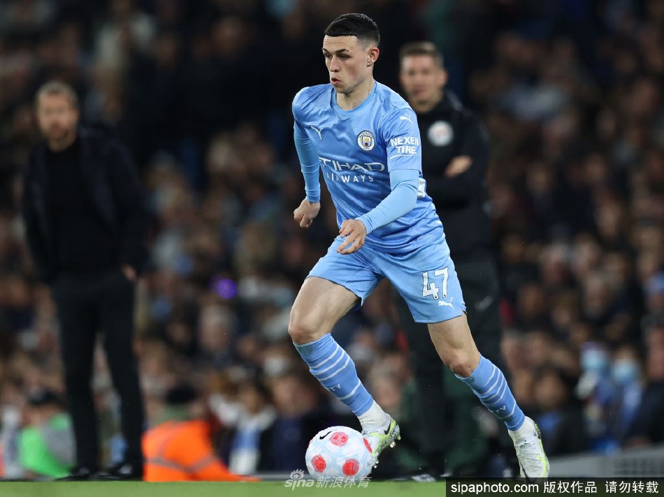 福登手持印有2027字样的曼城球衣，在俱乐部徽标前露出自信微笑，标志其长期未来锁定伊蒂哈德球场。