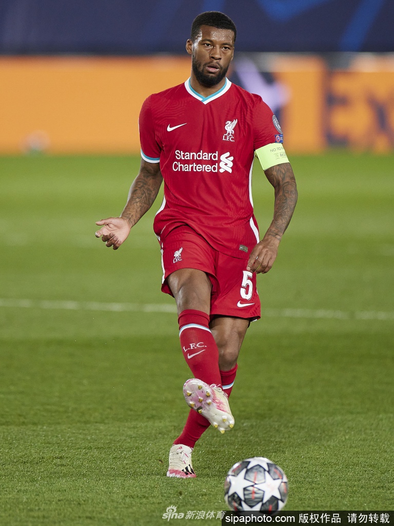 镜头拉近，维纳尔杜姆用指尖轻抚着胸口的新队徽，仿佛在与这座城市的荣耀进行一场无声的对话。