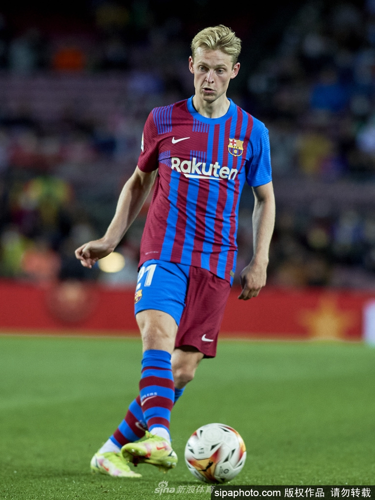 德容身披红蓝战袍，在球场上奋力拼抢，飞扬的发丝和专注的神情，淋漓尽致地展现了他对每一次球权的珍视。