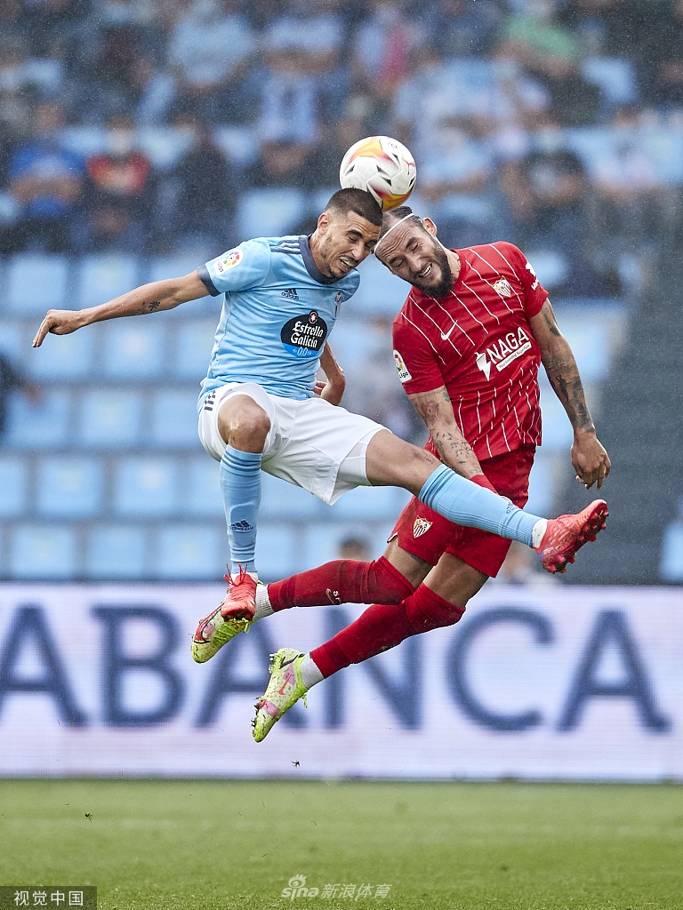 塞尔塔门将迪图罗在比赛中高接低挡，神情专注地化解了塞维利亚队多次极具威胁的射门，力保球门不失。