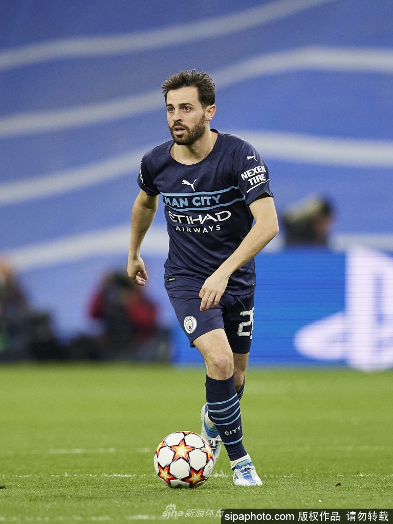 进球后，贝尔纳多·席尔瓦张开双臂，面向看台激情庆祝，脸上洋溢着纯粹而炽热的喜悦，身后是纷纷上前拥抱祝贺的队友。