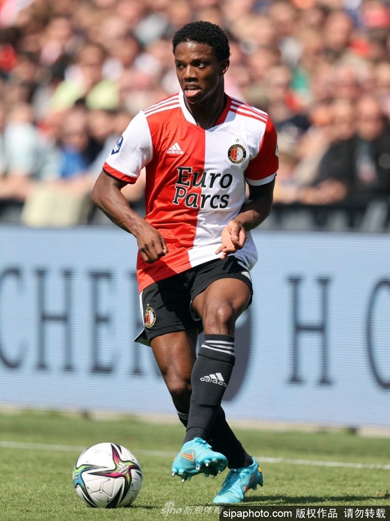 老特拉福德球场内，马拉西亚凝望队徽，眼中充满对未来的憧憬