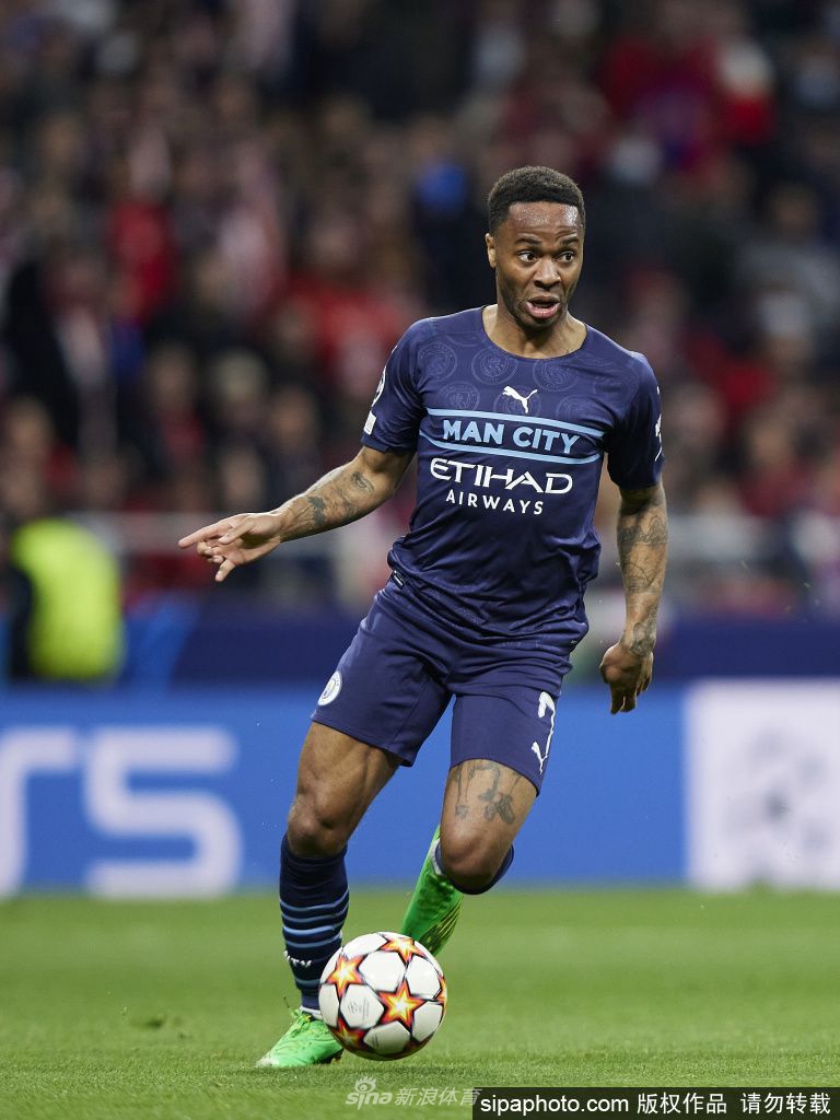 斯特林在切尔西训练场上带球奔跑，身披蓝色训练衫，神情专注地开启新征程。