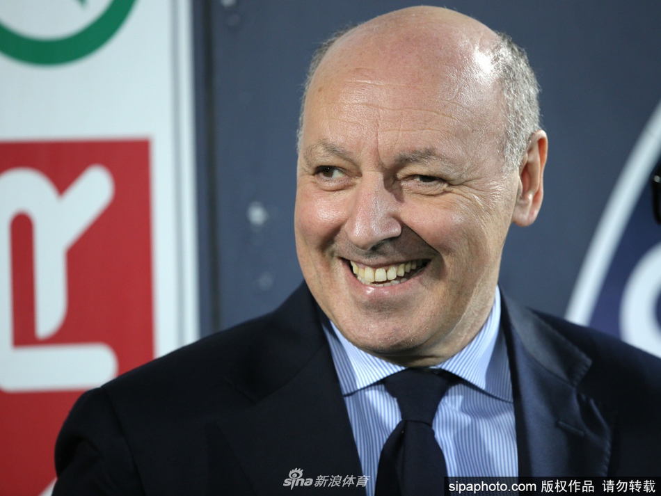 鏡頭前的馬洛塔面帶微笑，眼神堅定而充滿自信，他手持證書的姿態不僅是對個人榮譽的展示，更像是對國際米蘭乃至意大利足球未來的一份莊重承諾。