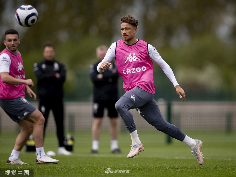 镜头聚焦在新队歌的乐谱与播放设备上，那些跳动的音符仿佛被赋予了生命，正准备在每一个内拉祖里的心中奏响。