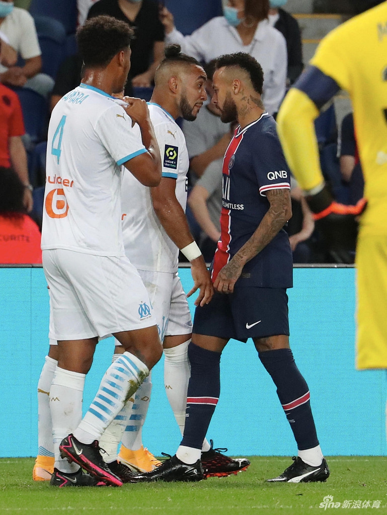 赛后评分截图，内马尔的名字旁标注着刺眼的红牌标志和全场最低的6.2分，冰冷的数字记录下了这个夜晚他所经历的所有挫败与挣扎。