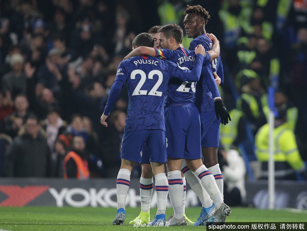 夜幕下的斯坦福桥球场，巨大的电子屏幕上打出“谢谢您，NHS”的字样，蓝色的灯光温暖了伦敦的夜空