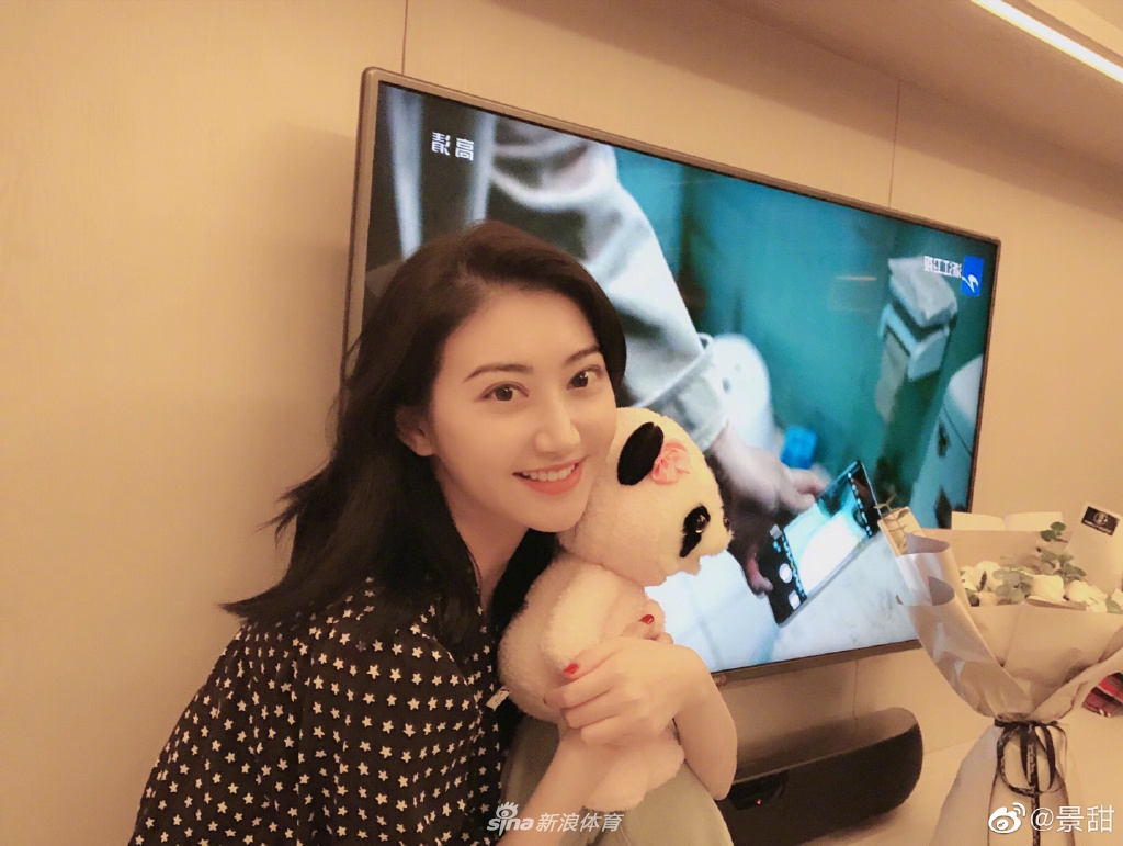张继科女友景甜杂志写真 大甜甜走冷艳风