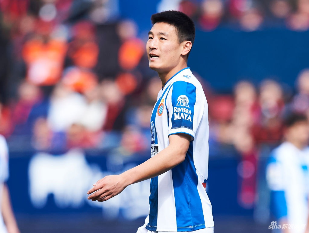 训练结束后，武磊微笑着和场边的小球迷击掌互动，阳光洒在这温馨的一幕上，那份源自足球的纯粹热爱，在这一刻超越了病毒带来的所有阴霾。