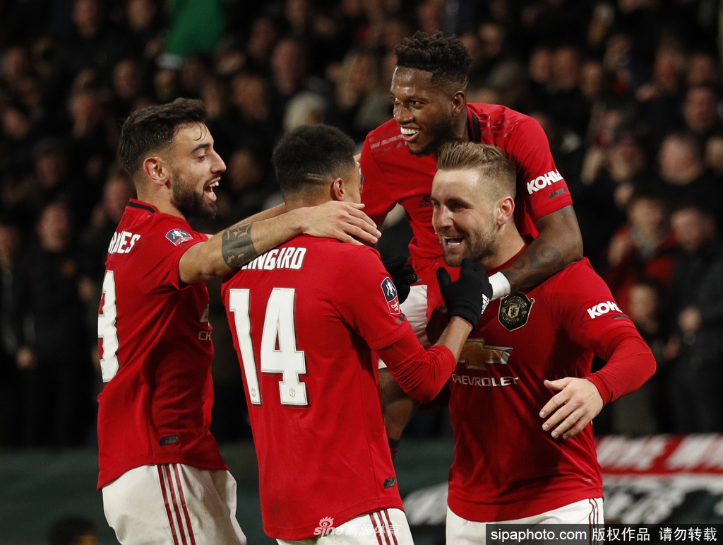 一名曼联球员的球衣静静挂在更衣室内，上面的名字和号码仿佛在等待主人归来，重新披挂上阵。