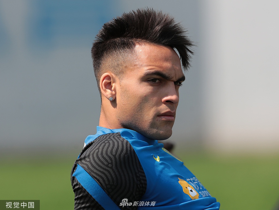 孔蒂在场边激情指挥训练，即使是非正式比赛，他的每一个手势和呼喊都充满力量，向球队传递着必胜的信念。