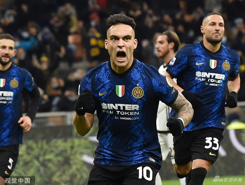 加利亚尔迪尼劲射破门后挥拳怒吼，队友纷纷上前拥抱庆祝这一关键进球