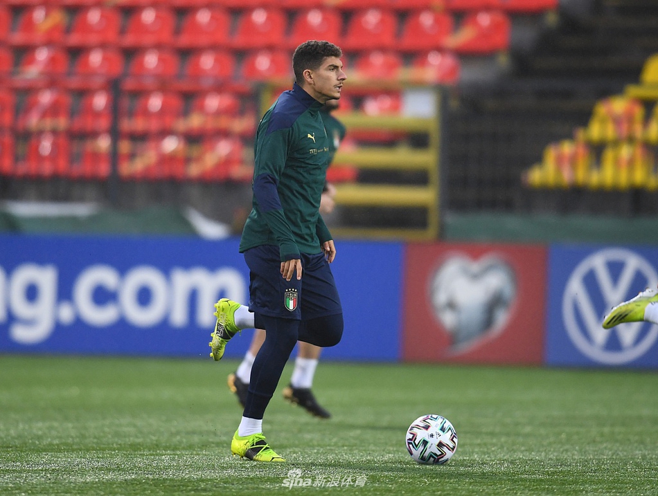 训练结束后，意大利全队围成一圈相互鼓劲，夕阳的余晖洒在蓝色的球衣上，将帅一心剑指三分