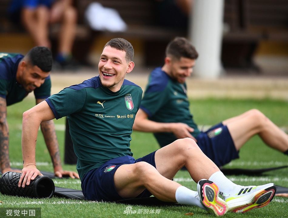 中场核心维拉蒂在逼抢下依然从容不迫，他用一个漂亮的拉球转身动作摆脱了防守，展现着意大利队在中场的控制力和技术自信。