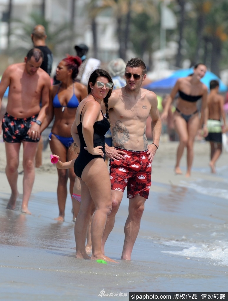 夕阳的余晖洒在沙滩上，瓦尔迪一家大小结束了一天的海边嬉戏，准备离开。走在最前面的瓦尔迪手提着沙滩必备的蓝色防水包，孩子们围绕在他身边，一家人的背影在金色的阳光下拉长，画面充满了生活的温度与平凡的幸福。