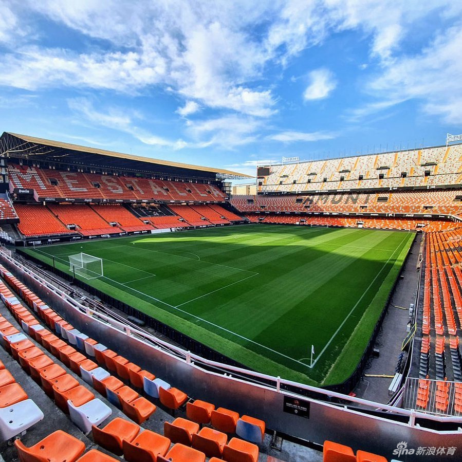 球员更衣室内衣柜紧锁，往日的赛前喧嚣与中场战术讨论，都被此刻的死寂所取代