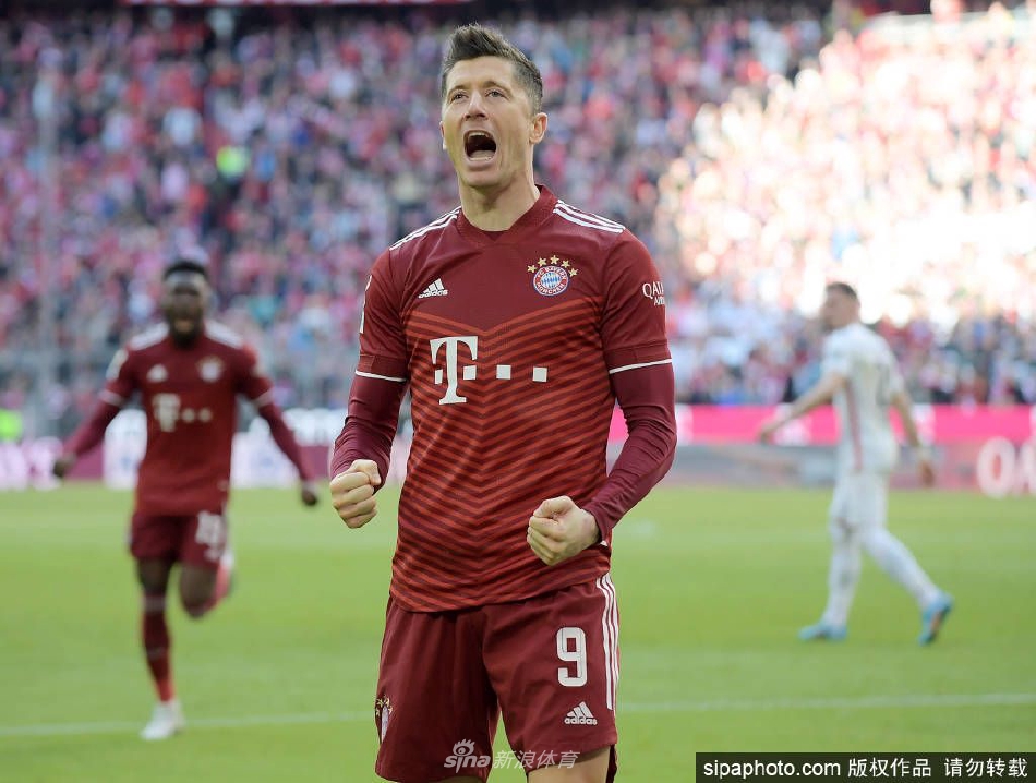 莱万身穿拜仁训练服，在塞贝纳大街训练场上完成一记大力射门，眼神专注而坚定，这或许是他留给拜仁训练场的最后身影。