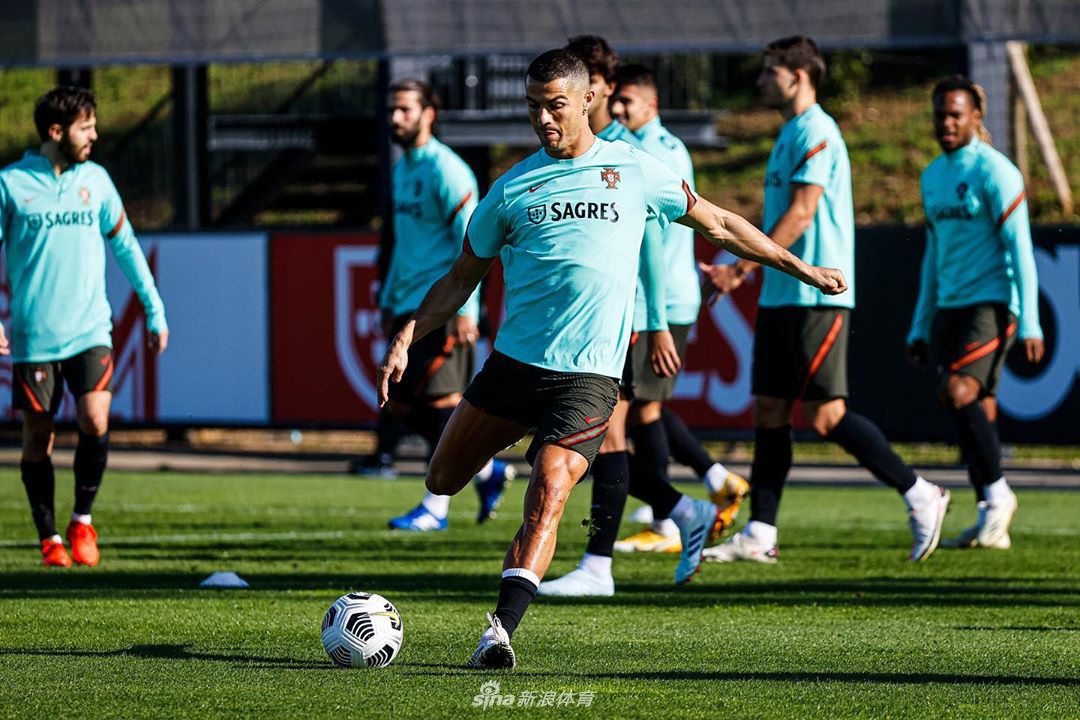 葡萄牙队慢跑热身，C罗领衔一众球星步伐轻盈，训练场上气氛轻松而专注。