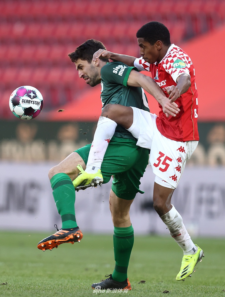 终场哨响后，美因茨球员姆韦内与奥格斯堡球员弗伦贝格再次相遇，前者俯身喘息充满不甘，后者握拳怒吼庆祝胜利，同一个画面里书写着天堂与地狱的区别。