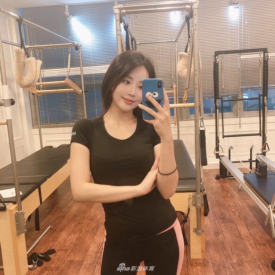 模特美女爱锻炼 她是健身房里唯一的焦点