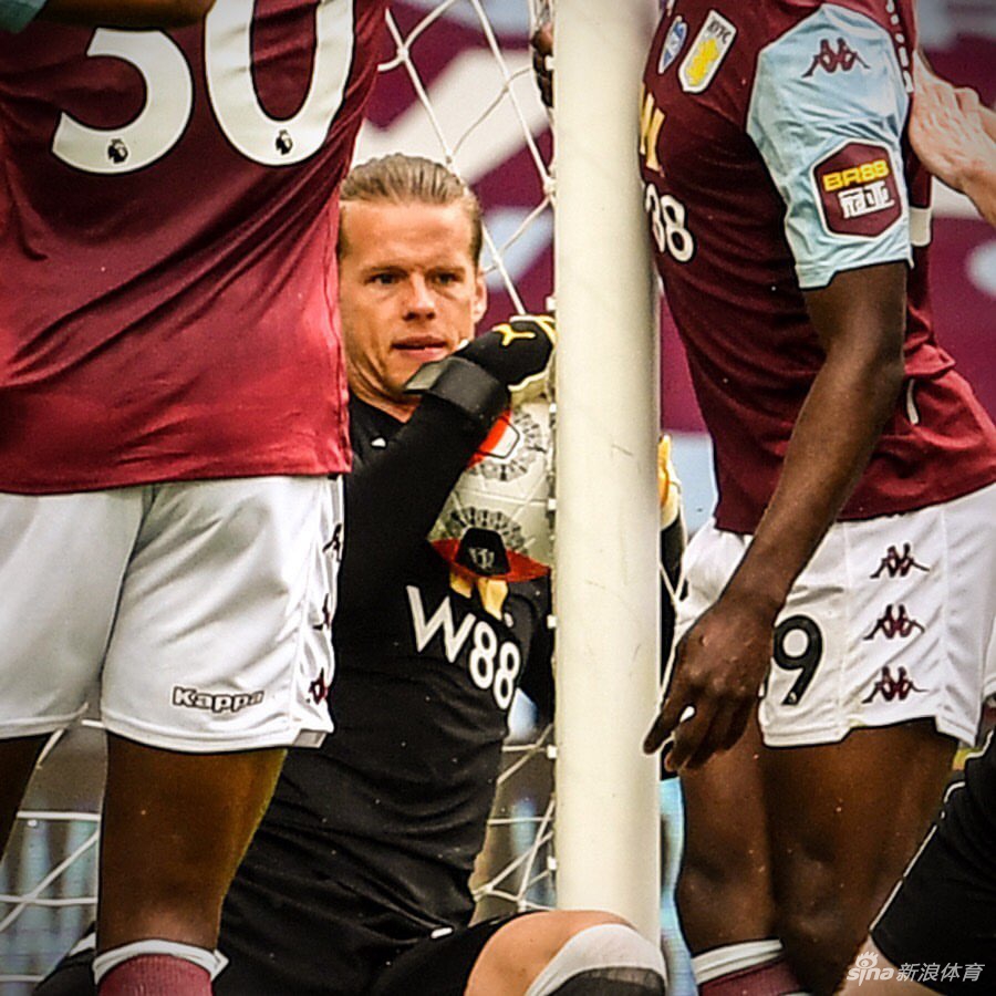 通过转播画面的定格特写，可以清晰地测量出皮球与门线的相对位置，维拉门将尼兰手中的皮球已经完全处于门线内侧，白色的门线在草皮上格外醒目，无情地证明了这是一次确凿无误的误判。