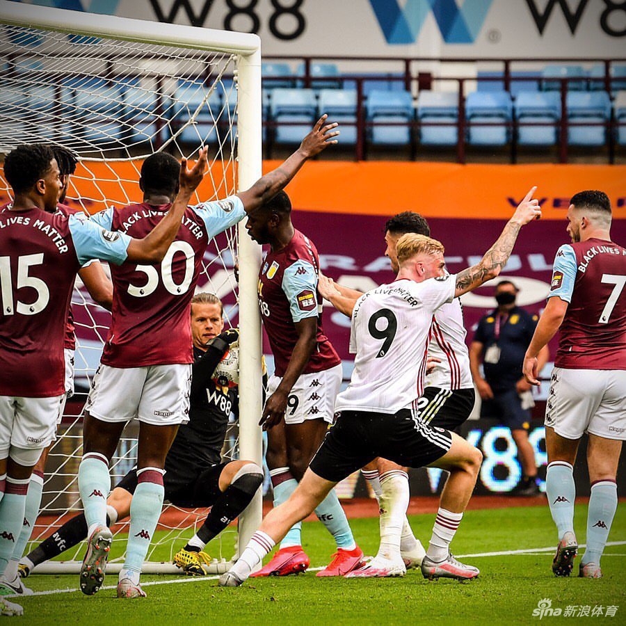 维拉门将尼兰在门线前奋力扑救，巨大的冲力让他身体后仰，双手虽牢牢抱住皮球，但整个身体已完全坠入球网之内，他的眼神中带着一丝迷茫，似乎也在等待裁判的哨声。