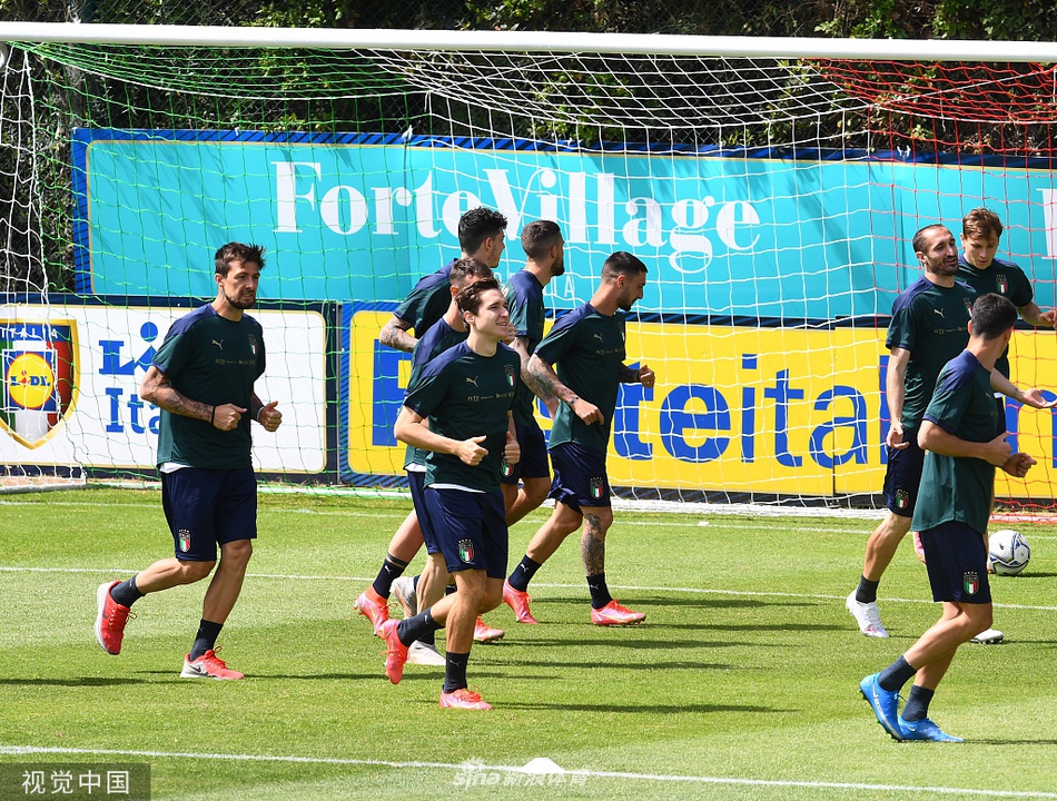 博努奇和基耶利尼在训练间隙交流，后防玄冥二老神情严肃，尽显领袖风范