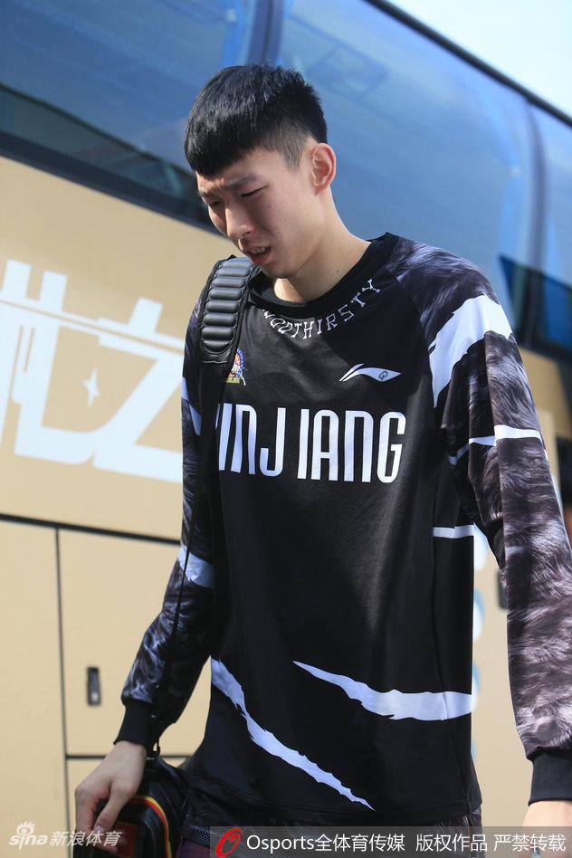 西热力江在训练中张手防守,面目狰狞全力以赴,骨子里的求胜欲望让他每一次训练都如同实战。