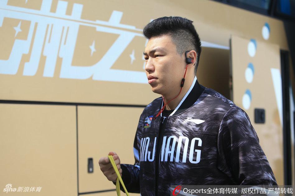 新疆队训练中全员状态紧绷,周琦与队友进行挡拆配合,全队团结一心迎接即将到来的总决赛赛点之战。