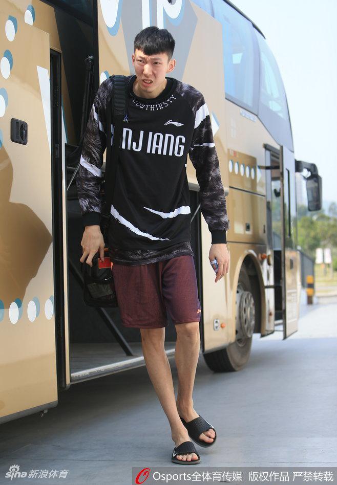 可兰白克在训练中眼神专注,双腿绑着冰袋,带伤备战,展现了队长以身作则、轻伤不下火线的领袖气质。