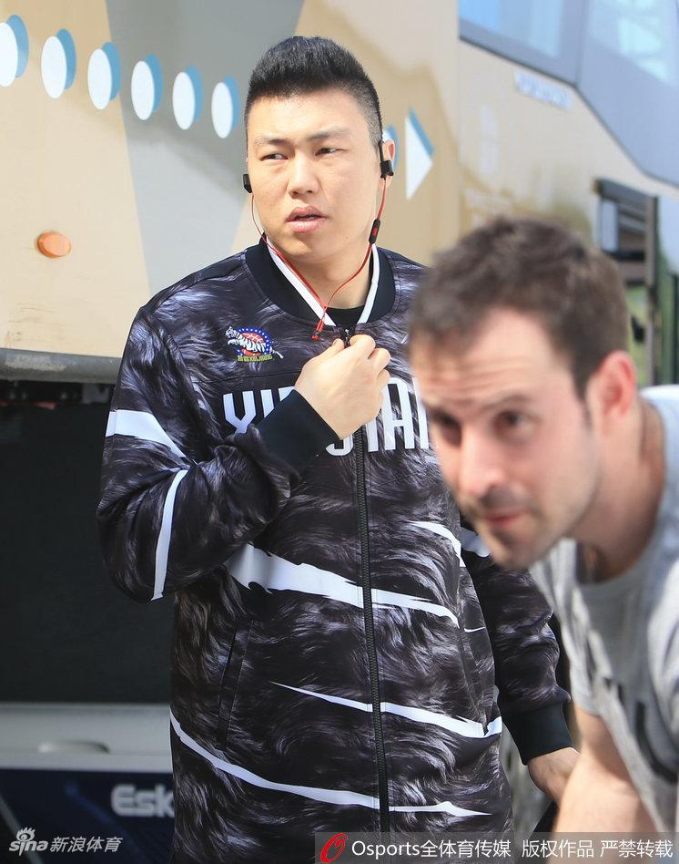 亚当斯在训练中控球组织,表情专注,作为总决赛MVP的他正全力以赴带领球队冲击队史首冠。