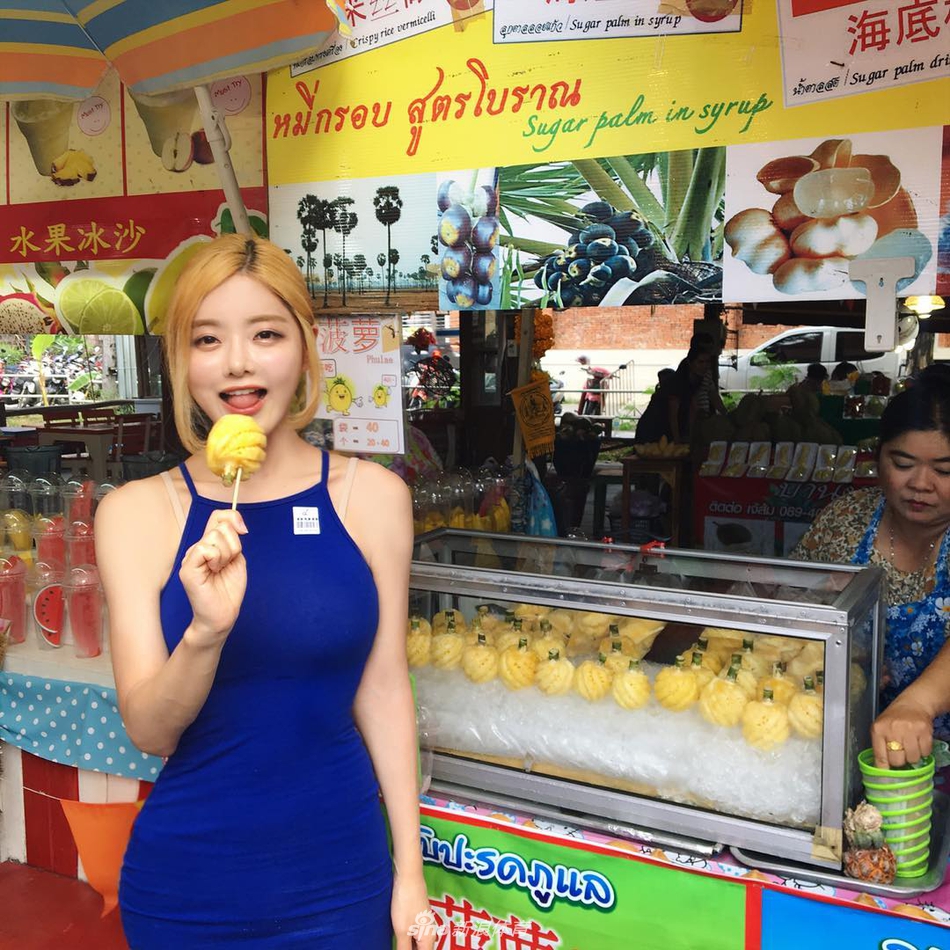 在这个静谧的角落,DJ Soda暂时告别了舞台的喧嚣,一身休闲装扮的她仿佛邻家女孩,但那满满一墙的限量球鞋却暴露了她作为潮流收藏家的真实身份,每一双鞋都诉说着她对乔丹的热爱。