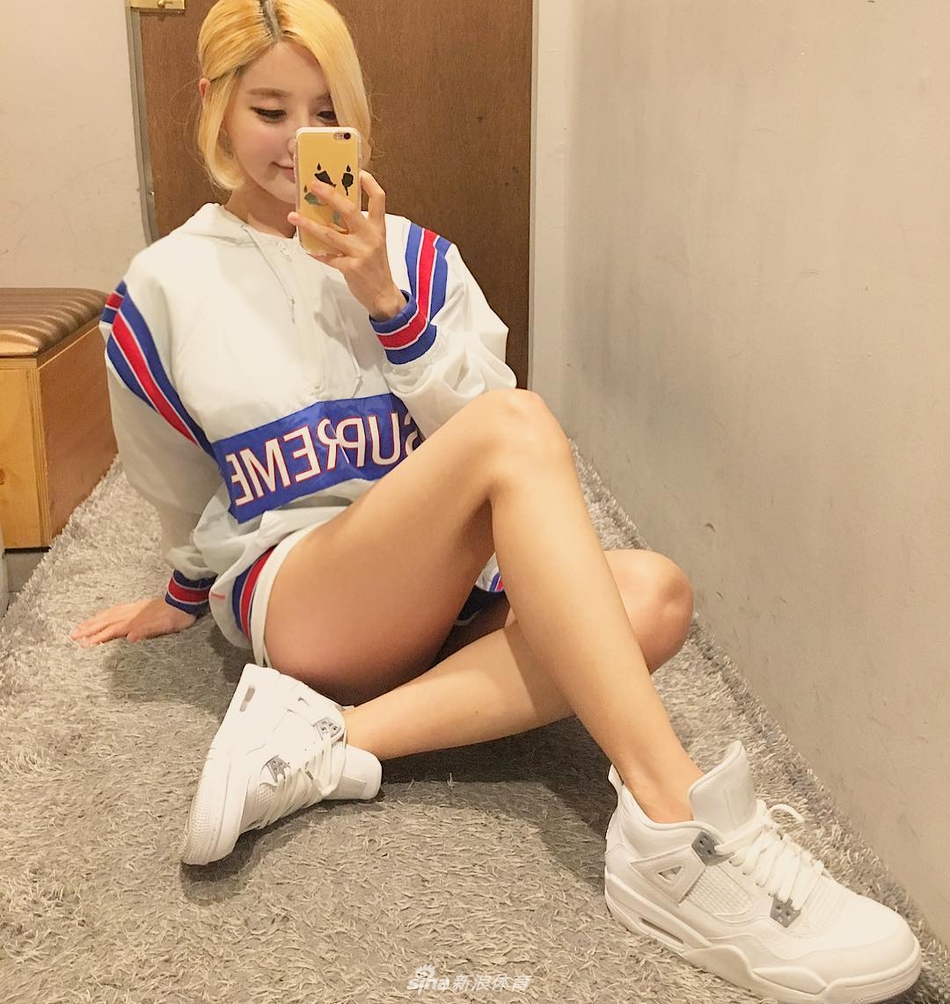 画面中的Soda轻轻倚靠在墙边,看似随意的姿势却难掩其俏皮气质,一双美腿在光影交错下显得格外修长,与脚上那双经典配色的AJ球鞋构成了一幅让无数男生女生都心动的画面。