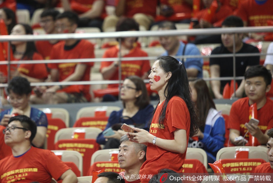 主帅李楠场边激情指挥，家乡首秀倾尽全力