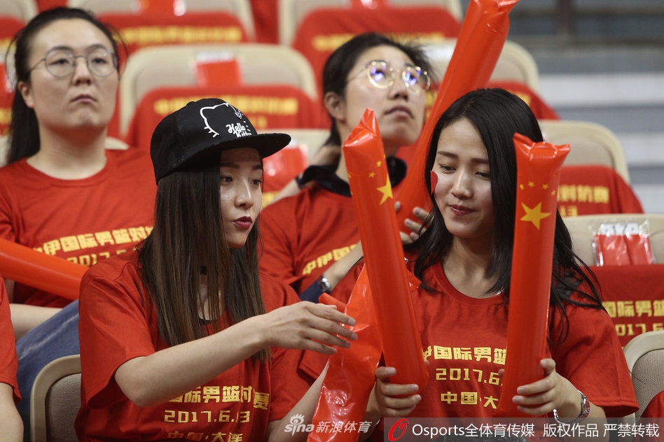 赵继伟运球突破伊朗防线，眼神坚定寻找战机