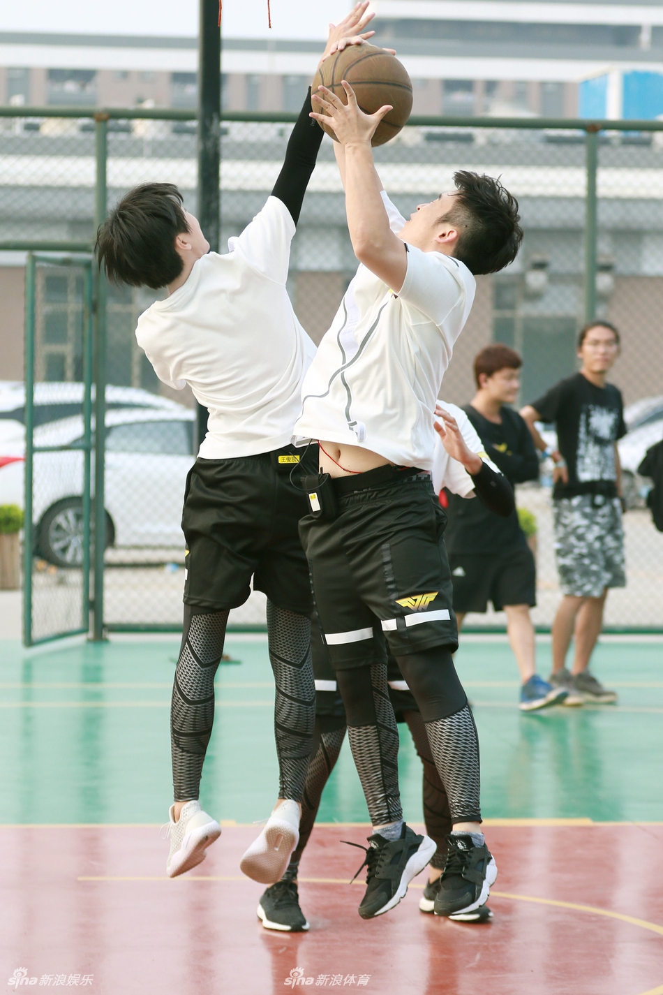 董子健三分线外干拔跳投,篮球脱手瞬间划破空气,王大陆伸手封堵为时已晚