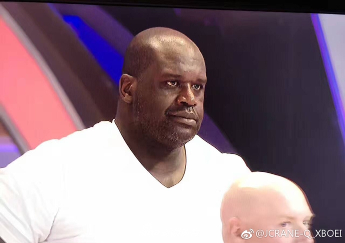 袁弘在场上展现出惊人的运动天赋，面对职业球员刘晓宇的防守，他凭借一股不服输的拼劲成功突破得分