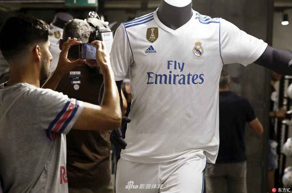 皇马最新的球衣图片