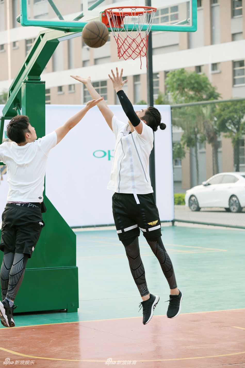 王俊凯刘昊然双人包夹王大陆,三人在篮下肌肉碰撞火花四溅,球鞋摩擦地板发出尖锐声响