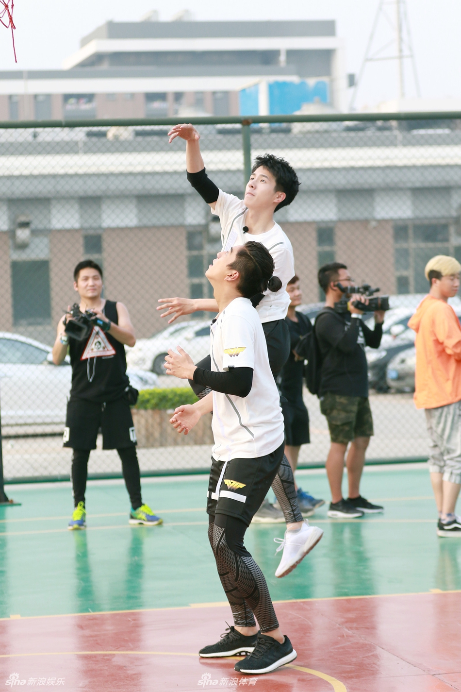 王大陆持球强行突破上篮,空中身体对抗激烈,肌肉线条迸发男性荷尔蒙