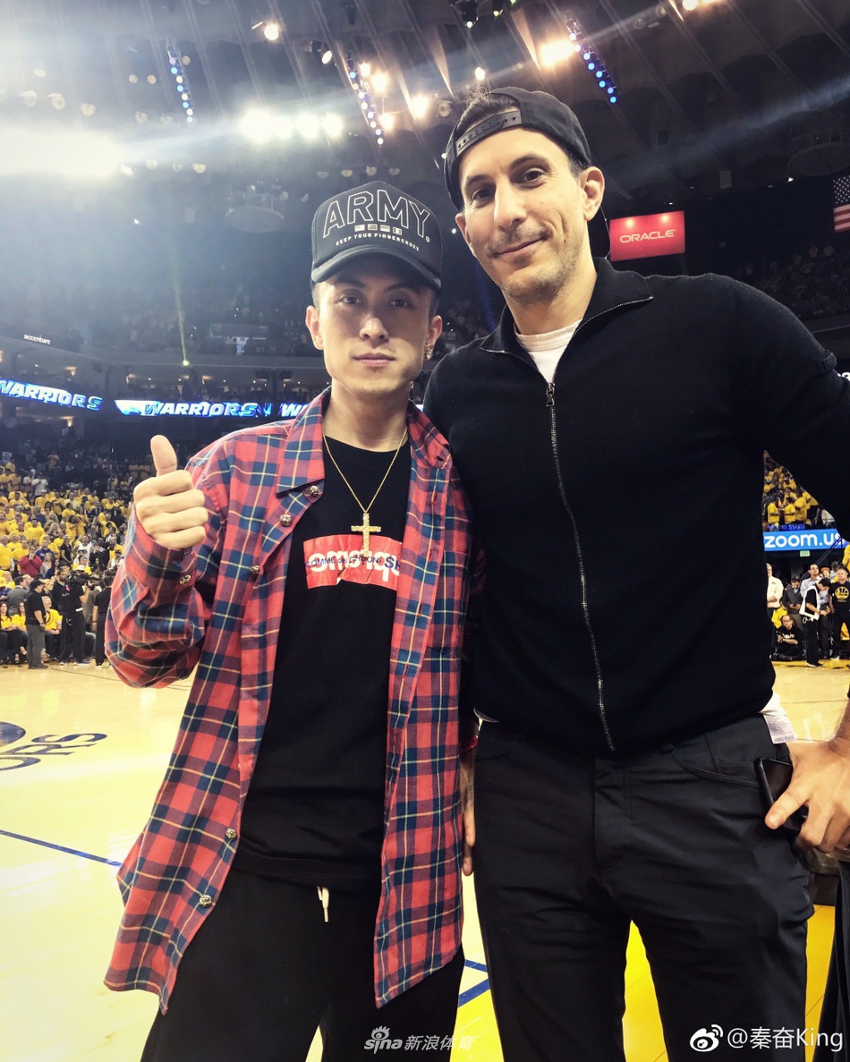 勇士主场夺冠瞬间，漫天金色彩带飞舞，秦奋坐在价值不菲的场边席位上，目光灼灼地注视着球场中央狂欢的球员，脸上洋溢着如愿以偿的激动神情。