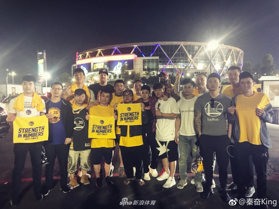 在3X3黄金联赛的赛场上，秦奋身穿黑色球衣专注运球突破，面对防守球员的贴身紧逼，他压低重心，眼神犀利，展现出与场边观战时截然不同的竞技状态。