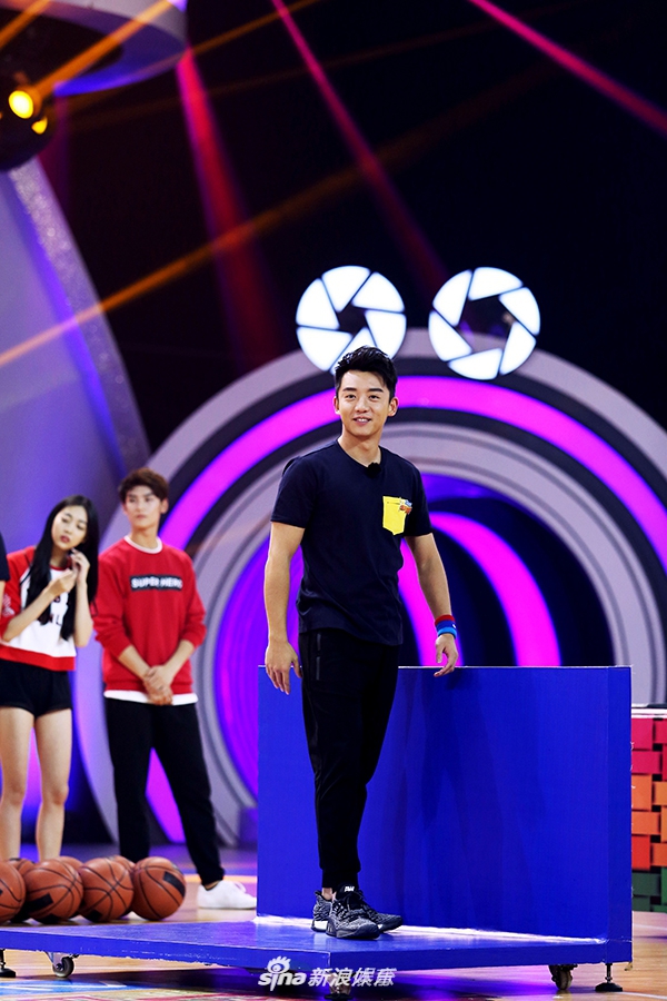 奥尼尔、刘炜和刘晓宇三位冠军队员同框，奥尼尔居中搞怪，刘炜和刘晓宇面带微笑，三人展现出跨时代的篮球情谊