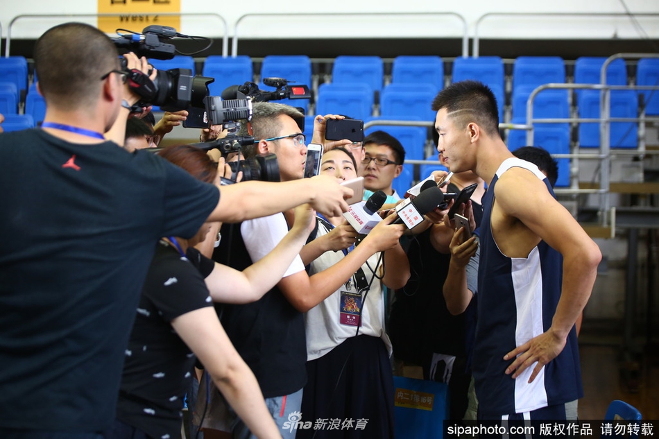 刚刚从美国特训归来的郭艾伦在训练中持球突破，他眼神犀利，速度极快，展现出强大的攻击欲望